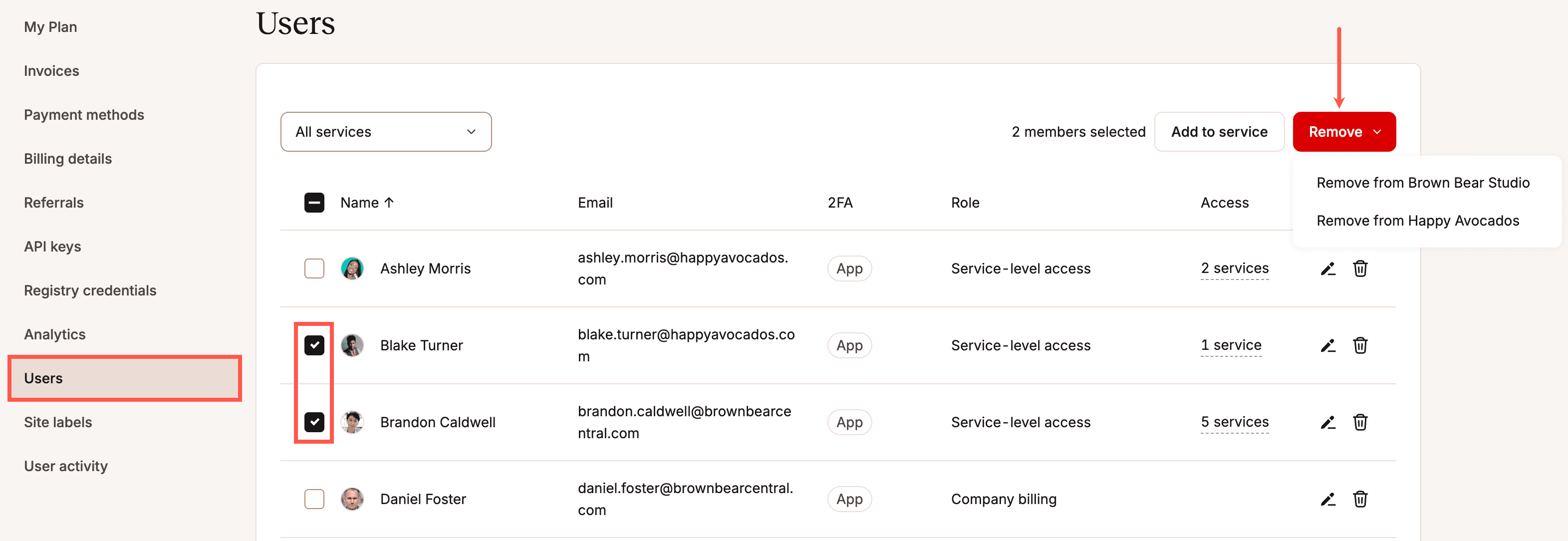 Selezionare e rimuovere più utenti da un servizio in MyKinsta.