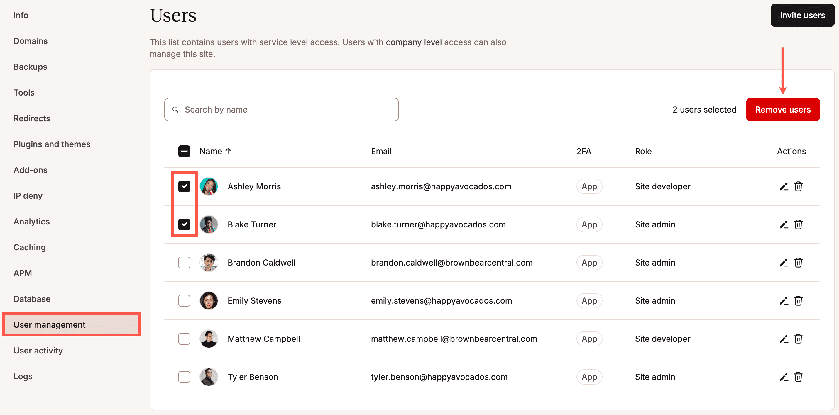 Rimuovere più utenti da un sito.