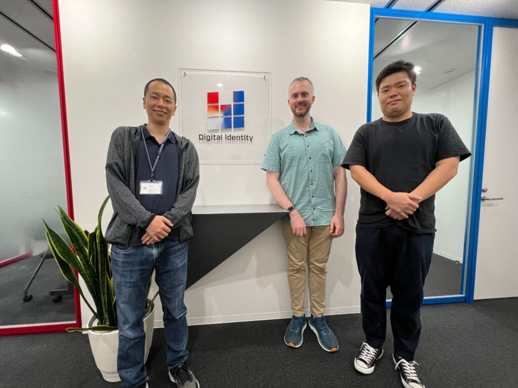 デジタルアイデンティティ様のオフィスにて、左から土井様、安藤マイケルソン（Kinsta）、松田様