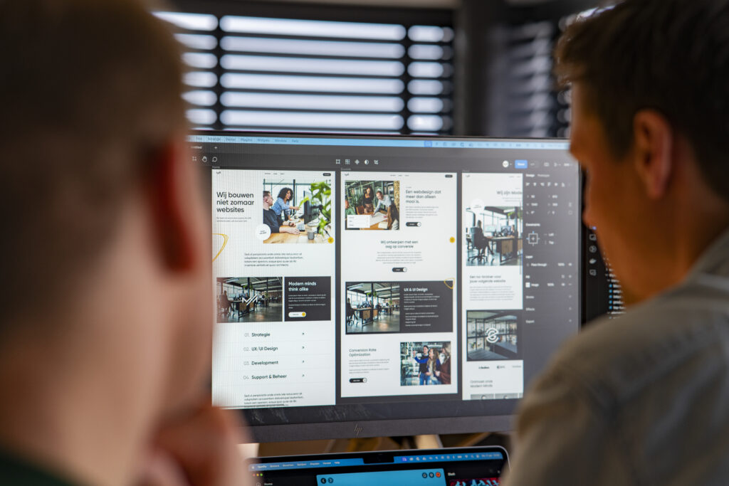 Modern Minds - Twee mensen kijken naar een scherm