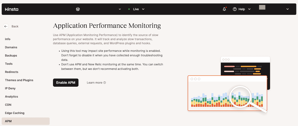 De Application Performance Monitoring (APM) sectie binnen het MyKinsta dashboard, met een optie om APM in te schakelen. De pagina beschrijft het doel van APM bij het identificeren van bronnen van trage prestaties op websites en bevat een waarschuwing over de mogelijke invloed op de prestaties van de site als het is ingeschakeld.
