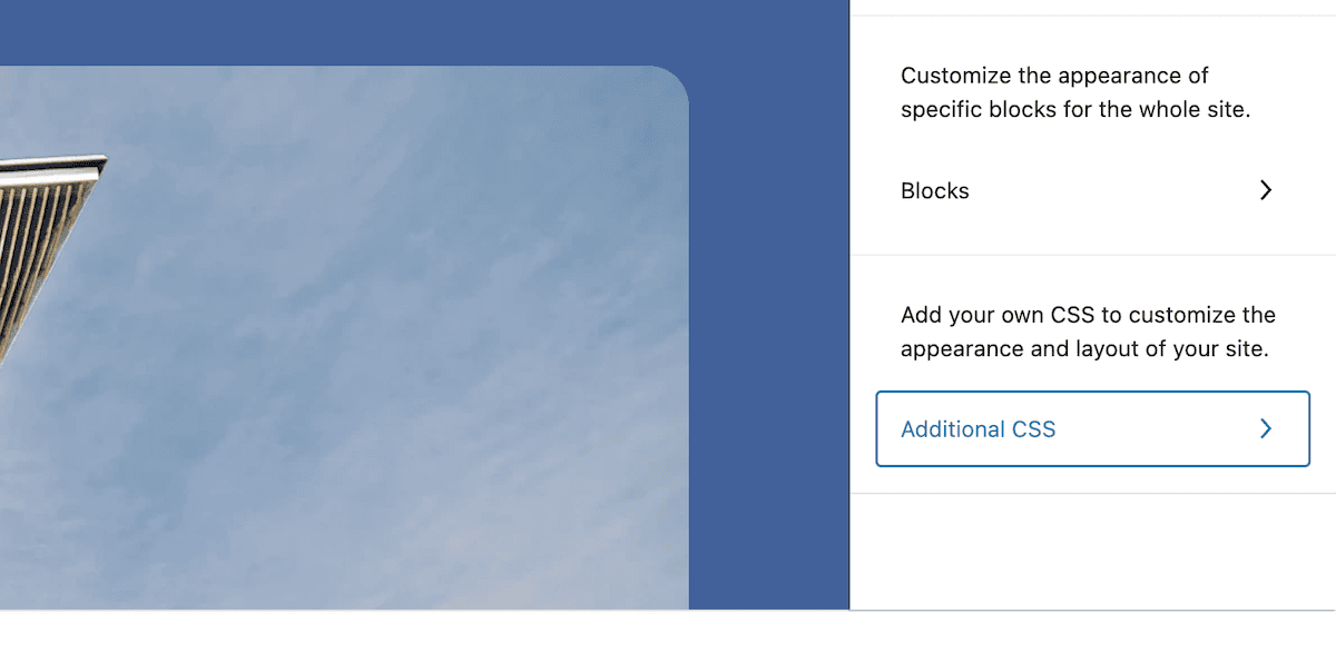 Teilansicht des WordPress-Site-Editors mit Links zu den Blöcken und zusätzlichen CSS-Einstellungen. Auf der linken Seite des Bildschirms ist eine Teilansicht eines Gebäudes vor blauem Himmel zu sehen.