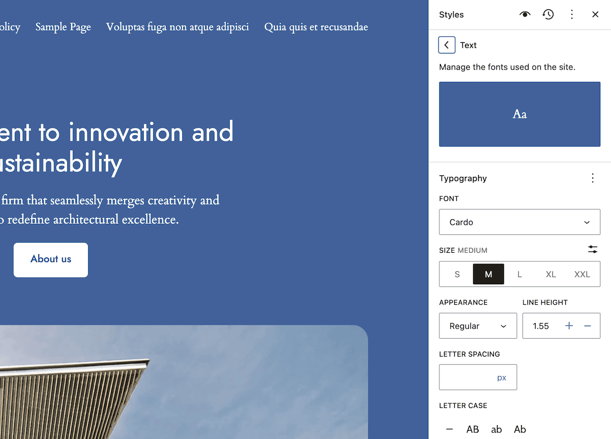 Der WordPress-Site-Editor zeigt die Eingabefelder des Bedienfelds „Stile“ in der rechten Seitenleiste an. Hier können Anpassungen an den Typografieeinstellungen vorgenommen werden. Auf der linken Seite ist eine Teilansicht einer Webseite mit blauem Thema zu sehen.