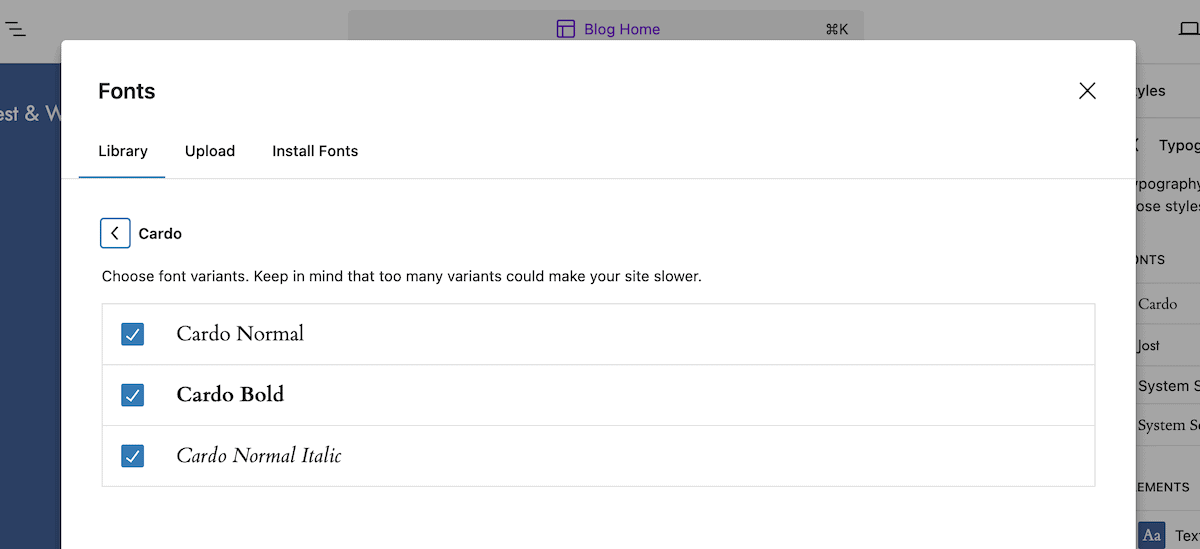 A caixa de diálogo de seleção da Biblioteca de Fontes exibindo opções para a família de fontes Cardo. O diálogo mostra três variantes: Cardo Normal, Cardo Bold e Cardo Normal Italic, cada uma com uma caixa de seleção marcada. Acima das variantes, há uma nota alertando que muitas variantes de fontes podem desacelerar o site.