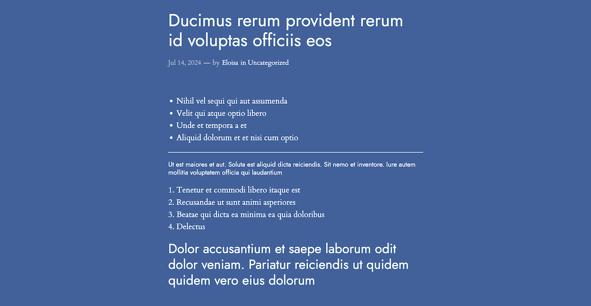 Ein Blog-Beitrag im Site Editor mit dem lateinischen Text „Ducimus rerum provident rerum id voluptas officiis eos“ als Titel. Der Beitrag enthält ein Datum, einen Autor und Taxonomien. Der Inhalt umfasst mehrere Aufzählungspunkte und eine nummerierte Liste vor einem blauen Hintergrund, die alle in lateinischer Schrift verfasst sind.