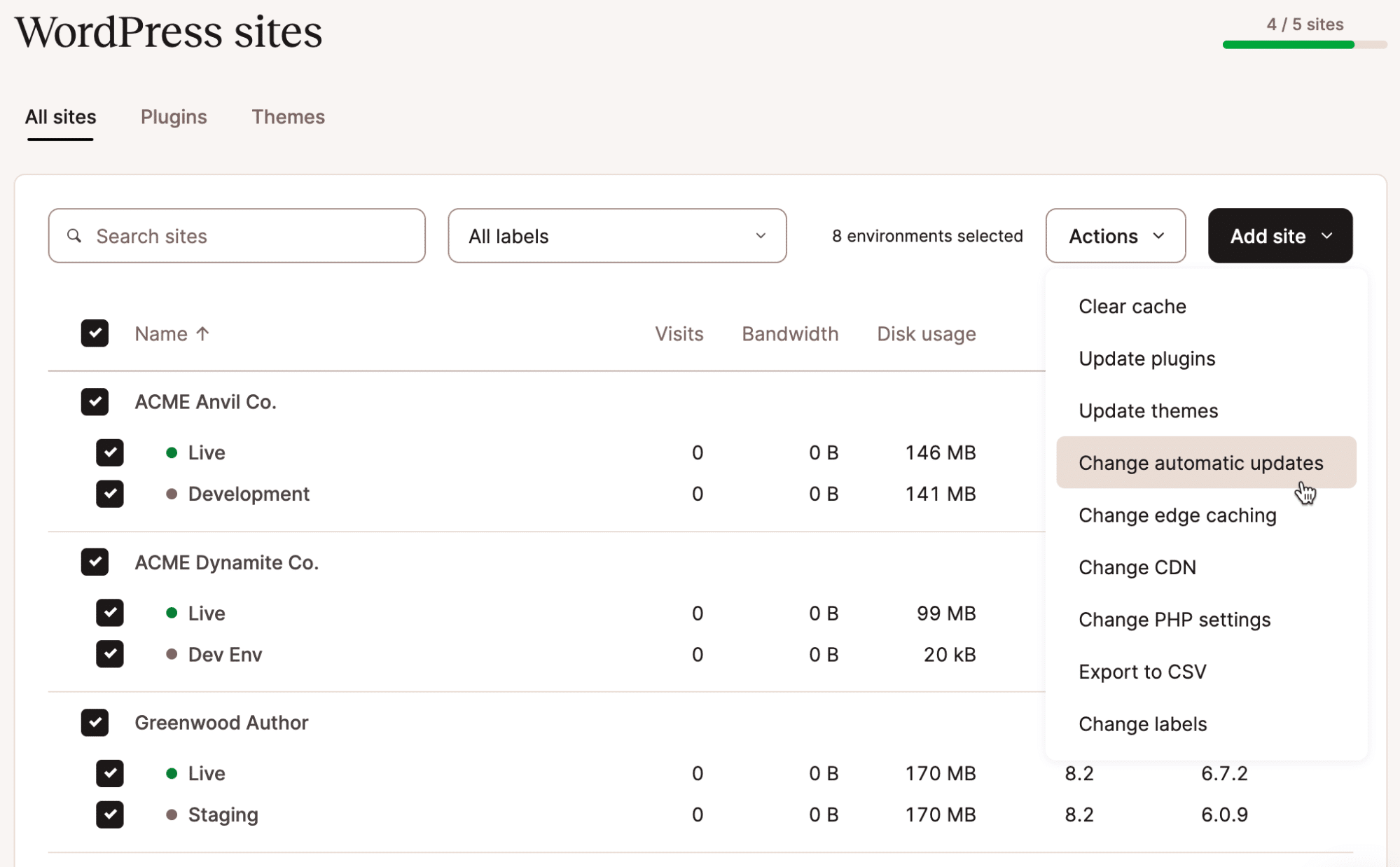A imagem mostra uma lista parcial de ambientes WordPress no MyKinsta. O usuário está selecionando uma opção no menu suspenso.