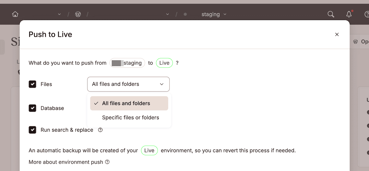 El cuadro de diálogo Enviar a producción que aparece al desplegar desde un entorno staging dentro de MyKinsta. La ventana modal muestra opciones para enviar desde staging a producción, con casillas de verificación para Archivos, Base de datos y ejecutar una función de buscar y reemplazar. Un menú desplegable muestra que están seleccionados Todos los archivos y carpetas, y hay una nota que indica que MyKinsta creará una copia de seguridad automática del entorno en producción.