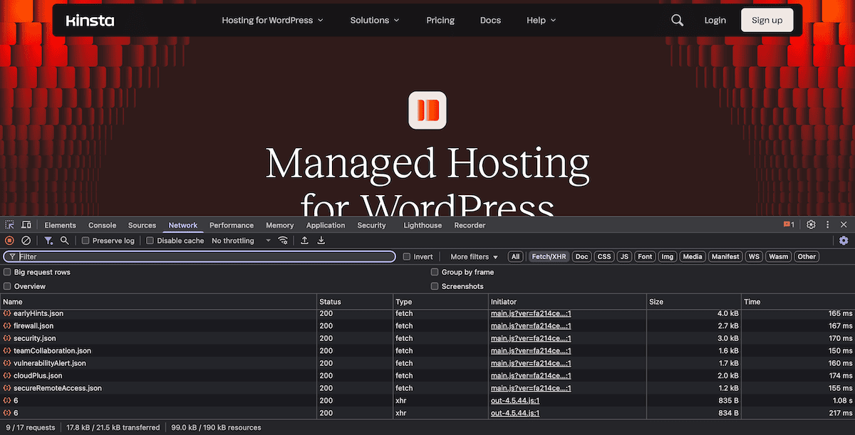 O site da Kinsta com as ferramentas de desenvolvedor do navegador abertas na parte inferior. A aba Rede exibe várias requisições de recursos, incluindo arquivos JavaScript, com detalhes como tamanhos dos arquivos, tempos de carregamento e códigos de status HTTP.