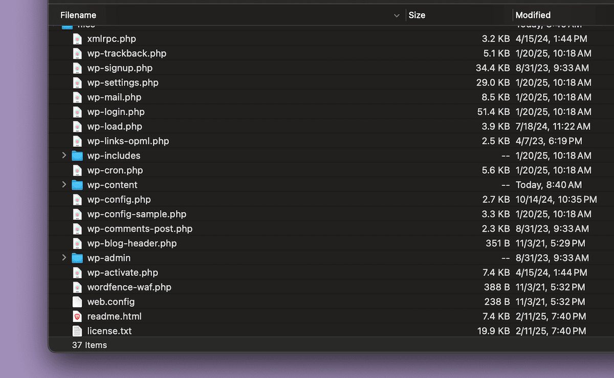 Uma janela do CyberDuck exibindo os arquivos e diretórios principais do WordPress. A lista mostra vários arquivos PHP e pastas, juntamente com os tamanhos dos arquivos e as datas de modificação.