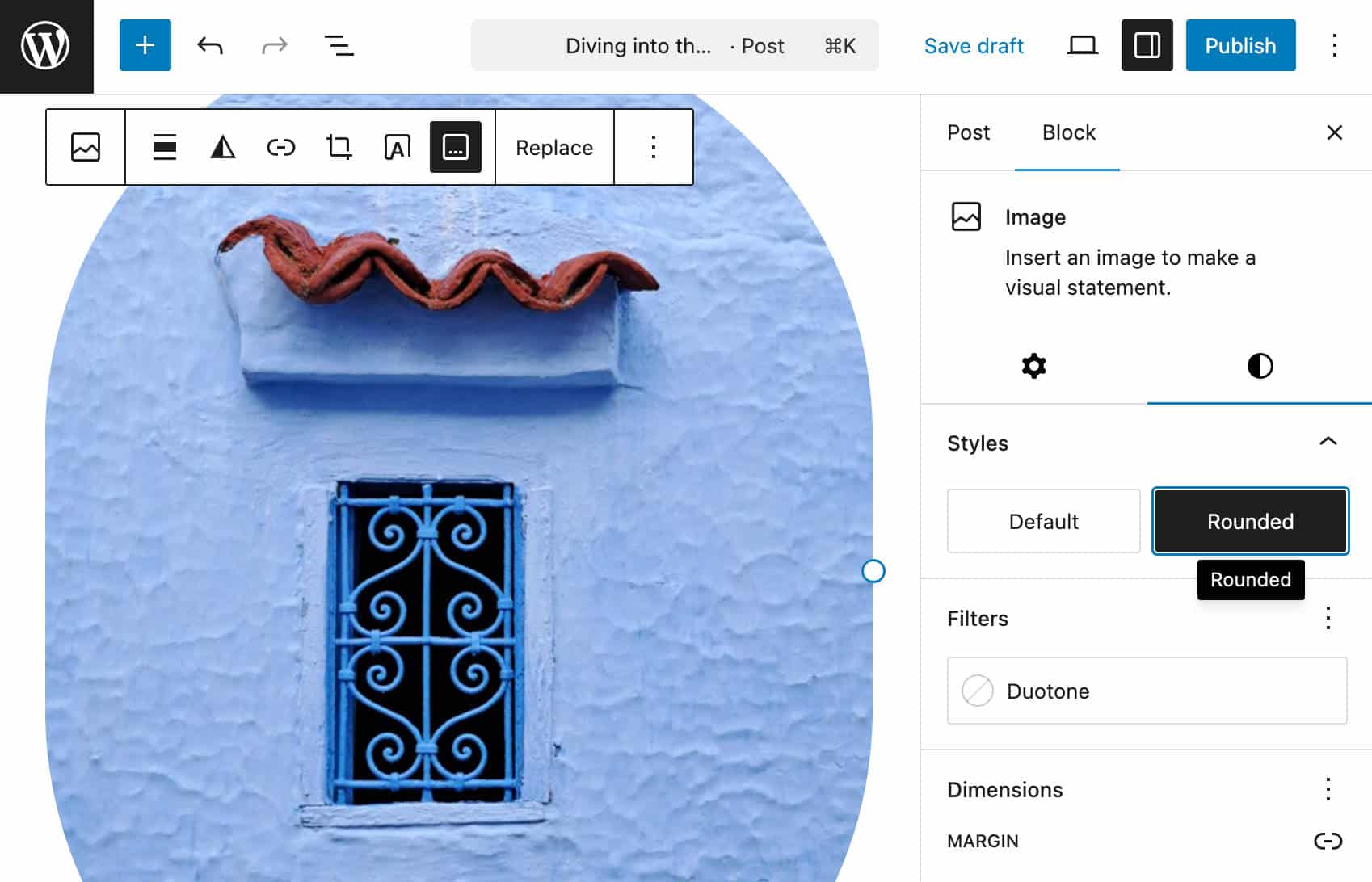 Una captura de pantalla del editor de entradas de WordPress que muestra una imagen y la barra lateral de bloques.