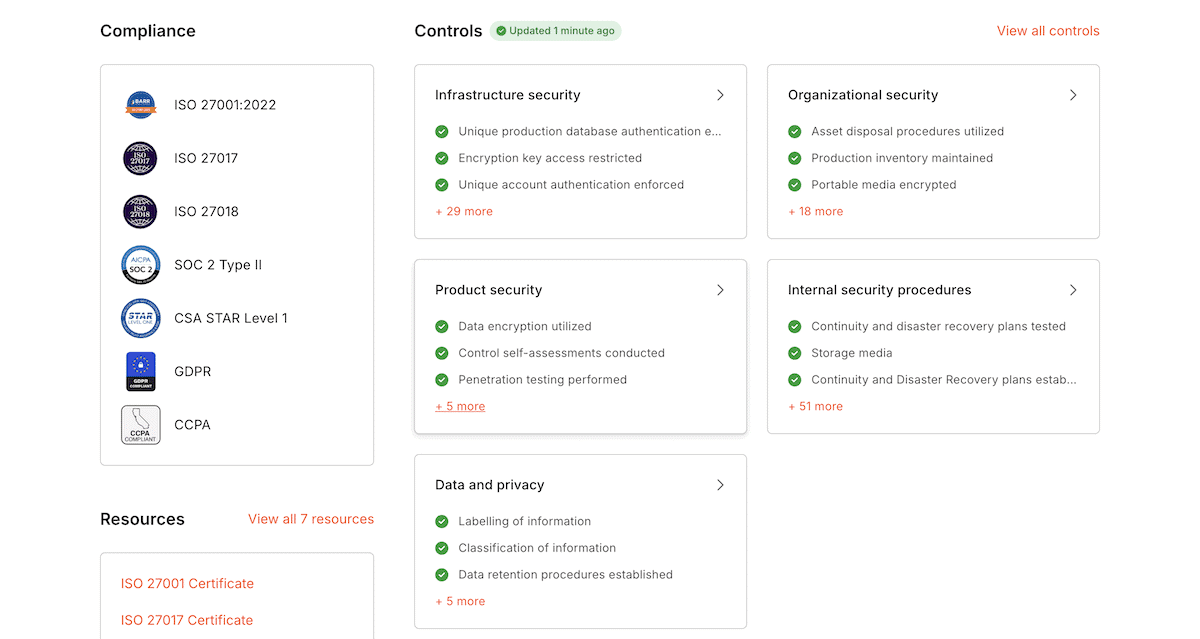 Die Seite „Kinsta Trust Center“ mit Zertifizierungen wie SOC Typ II und ISO 27001