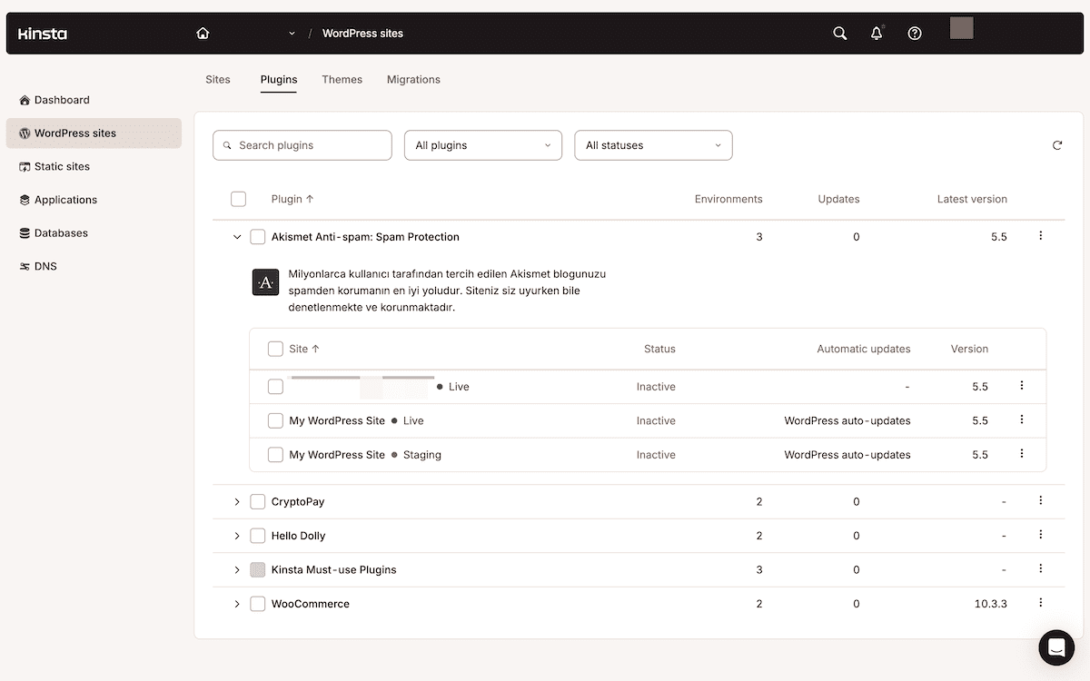 A tela de sites WordPress no MyKinsta exibindo uma lista de plugins com atualizações disponíveis. Cada plugin mostra seu nome, o número de ambientes selecionados em que está instalado e uma caixa de seleção para incluí-lo na atualização em massa.