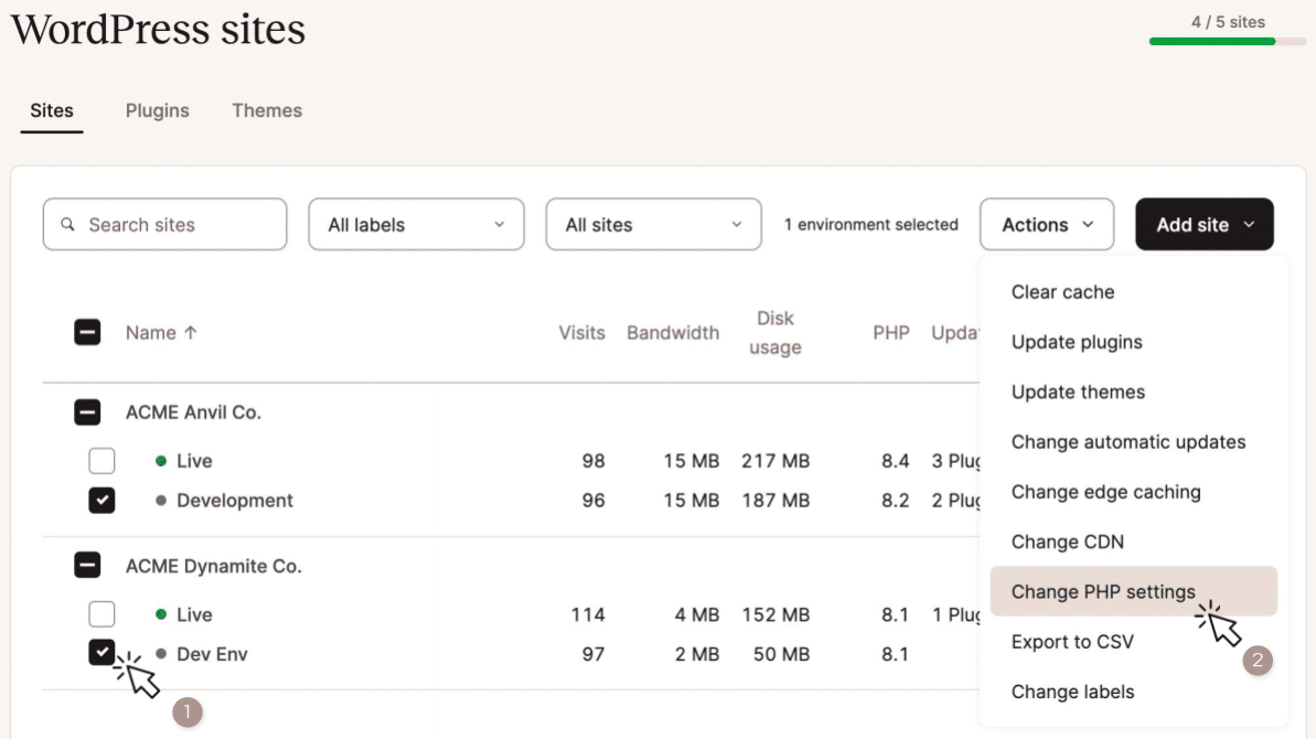 Screenshot della pagina dei siti WordPress in MyKnsta con più ambienti selezionati per un aggiornamento PHP.